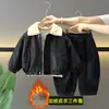 0177 Conjunto de Invierno para Niños Nuevo Genial y Elegante Chaqueta de Cuero Espesa con Forro de Felpa para Niños Conjunto de Tres Piezas Tendencia en Ropa de Invierno