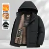 Parka de inverno masculina com forro de lã de ovelha, projetada para homens de meia-idade e idosos, apresentando um design com forro de fleece e espessura adicional para maior aquecimento.