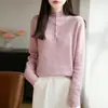 Blusa de tricô com botões de crochê, gola semi-alta suave, estilo francês, para outono e inverno, versátil, modeladora, elegante e estilosa, para usar como base