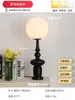 Lámpara de pie de columna romana de mediados de siglo, adecuada para sala de estar, colocada junto al sofá, dormitorio retro de estilo francés, creando un ambiente sofisticado y artístico