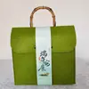 Bolso de fieltro de estilo nuevo de Little Red Book, bolso de mano de madera para el Festival del Bote del Dragón, regalo de fieltro para el Festival del Medio Otoño, embalaje Zongzi, caja de regalo de alta gama.
