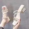 Sandálias de Verão Estilo Coreano para Mulheres Calçados de Exterior Salto Plataforma Moda Sandálias com Strass Femininas 2026 Nova Chegada Celebridade da Internet Salto Médio Tira Única Sapatos Femininos