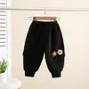 Versión coreana de los nuevos pantalones de invierno para niños, forrados de forro polar, con flores tridimensionales, cálidos y cómodos, pantalones casuales, venta al por mayor de fabricantes