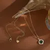 Corrente para Clavícula Elegante com Zircônia Microincrustada, Galvanizada a Ouro Real para Mulheres, Design de Nicho com Flor de Camélia Esmeralda, Colar Moderno Estilo Celebridade da Internet