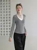 Camiseta gris estilo coreano de manga larga con cuello halter, efecto dos piezas, para mujer, nuevo top básico ajustado para otoño con diseño de hombros normales