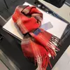 Nueva versión 2024 de la versión en inglés de la bufanda de cachemira a cuadros rojos textura bufanda cálida de invierno regalo bufanda chal