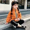 Cortavientos tres en uno con bloques de color y cremallera para niñas de comercio exterior, chaqueta elegante nueva de otoño 2026, ropa infantil de moda