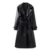 Atacado de Roupas Femininas para Exportação: Casaco Trench Longo Estilo Americano para Menina Picante Outono e Inverno em Couro PU com Lapela e Cinto na Cintura