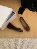 Sapatos femininos de bico quadrado que aumentam a altura, coleção outono 2026, mocassins estilo francês com camurça plissada e detalhe de laço