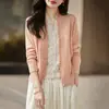 Cardigan de Tricô com Gola V de Seda e Lã, Novo Estilo Primavera/Verão 2026, Manga Longa, Renda Costurada, Blocos de Cor, Top Falso de Duas Peças