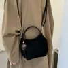 A mais recente bolsa de mão retrô, moderna e estilosa para mulheres, é um item quente no mercado internacional.. É uma bolsa tipo balde de grande capacidade que pode ser carregada como bolsa de ombro ou bolsa transversal, e é versátil o suficiente para combinar com qualquer roupa.