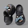 Sapatos de Buraco EVA Femininos 2025 Novo Verão Popular ao Ar Livre Sandálias Chinelos de Solado Grosso com Biqueira Fechada para Praia Esportes