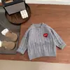 Ropa de punto gruesa para bebé de otoño e invierno, nueva, estilo rojo para bebé, bordado de corazón, ropa versátil, ropa de invierno