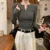 Camiseta Plissada Meio Aberta Estilo Hot Girl para Mulheres Primavera 2025 Nova Cor Café Maillard Top Ins Manga Longa Camisa Básica