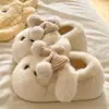 Zapatillas de algodón suaves y lindas estilo curativo de cachorro de orejas caídas para mujer, con accesorios de pompón y lazo, cálidas zapatillas de casa con talón cubierto