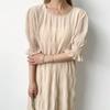 Vestido Lotte feminino de textura plissada suave e elegante, soltinho, casual, com mangas curtas tipo lanterna, em chiffon