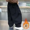 Pantalones de una pieza con forro polar para niño 2026 Estilo nuevo Bonitos Ropa de Otoño/Invierno para Bebé Pantalones Largos Pantalones Gruesos con Pierna Curva para Niños Modernos