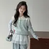 Nuevo conjunto de chaleco de punto casual a rayas para niñas para otoño, para llevar en capas sobre una camiseta básica y pantalones de pierna curva, moderno para niños mayores