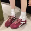Nueva colección de primavera 2026 de zapatillas casuales que aumentan la altura, incluyendo el estilo "Forrest Gump", zapatos versátiles para mujeres bajitas y zapatillas de entrenamiento alemanas de bloques de color retro