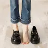 Zapatos de cuero de suela gruesa de tamaño pequeño para mujer, mocasines slip-on de estilo británico, altura oculta, hebilla de caballo popular en línea, negros, sencillos