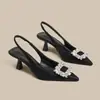 Sandalias de tacón alto de punta con pedrería estilo francés para mujer, con tacones finos, puntera cerrada y una sola tira, nuevo modelo de verano en blanco y negro, a la moda y versátiles