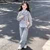 Moda Casual para Niñas Personalidad de Dibujos Animados Sudadera con Capucha Falsa de Dos Piezas Solapa Niños Medianos y Grandes Versátil Conjunto de Jeans con Estrellas Moderno