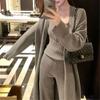Conjunto de Estilo Suave de Alta Qualidade Inspirado em Chanel: um Conjunto Completo de Suéter, Cardigã, Colete de Tricô e Calça Pantalona para Mulheres no Outono e Inverno