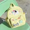 Mochila escolar 2024 hecha en casa, estilo chica dulce y popular del campus, color amarillo leche con alas, contraste de colores rosa y blanco, textura linda, gran capacidad