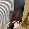 Bolso de gamuza para mujer, nueva colección otoño/invierno 2026, diseño de nicho, textura de alta calidad, gran capacidad, se puede llevar en la mano, usar como bolso de hombro o como bolso cruzado, estilo saco