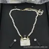 Pendientes de Alta Gama Coco Tachonados con Diamantes, Chapados en Oro con Microincrustaciones, Patrón Cuadriculado Finamente Tallado en CNC, Versátiles y Elegantes Pendientes de Botón Estilo Chanel