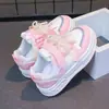 Zapatillas de velcro para niñas, estilo primavera y otoño, zapatillas casual de princesa con lazo rosa, zapatos blancos de suela suave, zapatillas deportivas para niños