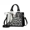 Bolso de Mujer 2026 Moda Trendy Europea y Americana Bolso de Mano con Bufanda de Seda Bolso Tote Simple Gran Capacidad para Viajes Diarios Hombro Único Cruzado Bolso de Mujer