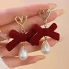 Brincos Vermelhos Aveludados, Luxo Acessível e Brincos com Pingente de Pérola de Alta Qualidade, Design de Nicho para Outono e Inverno, Brincos Longos Elegantes para Mulheres