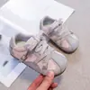 Coleção Outono 2026: Sapatos Estilosos para Exterior para Crianças Pequenas, Novo Design de Cabedal em Couro, Sapatos Tendência para Exterior para Meninas