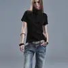 Camisa Polo Estilo Americano de Nicho Moda Oscura Ajustada de Manga Corta con Remache Metálico Lavado, Cuello Campana y Cierre de Media Botonadura