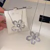 Colar Flor de Cinco Folhas para Mulheres, Pingente Flor Oca com Diamantes, Estilo Nicho de Luxo Leve de Alta Qualidade, Corrente para Suéter de Outono e Inverno, Atacado de Uma Peça