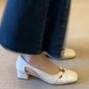 Sandalias de Tacón Medio Camelia Francesa para Mujer 2025 Verano Nuevo Tacón Grueso Punta Cuadrada Escotadas Sencillas Zapatos Mary Jane