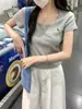 Camiseta Feminina Casual Slim-Fit com Gola Meio Aberta, Bordado Versátil, Manga Curta, Nova Coleção Verão 2026 Ins