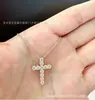 Collar de cruz en tamaños grande y pequeño, completamente incrustado de diamantes, diseño clásico, lujo ligero, versátil para capas diarias, regalo de alta gama para parejas