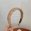 Diadema de tela color caramelo con diseño ondulado de satén dulce y esponja gruesa, accesorio para el cabello con mayor presión craneal para mujer.