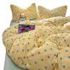 Conjunto de quatro peças estilo coreano de veludo de leite grau A, popular entre blogueiros do INS, com design de bolinhas, espessado e forrado com fleece para o inverno, e um conjunto de três peças adequado para estudantes