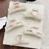 Presilha de Cabelo Quadrada Fashion Versátil Rosa e Branca com Letras de Coração Coreana Presilha de Tubarão Acessório de Cabelo Atacado para Mulheres