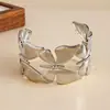 Pulseira Aberta Estilo Metal Europeu e Americano com Padrão de Borboleta Vazada, Pulseira de Moda de Nicho, Joia de Luxo Leve de Alta Qualidade