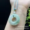 Pendente de Paz de Jade Dourado de Seda Natural de Xinjiang Verde Tianshan Escultura em Jade Corrente de Suéter Colar Fabricante Fonte de Fornecimento ao Vivo