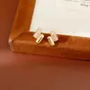 Brincos de Pérola Oval com Zircônia e Tachinhas Prateadas, Estilo Minimalista, Moda Personalizada, Brincos Simples, Luxo Leve, Brincos de Alta Qualidade