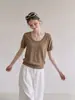 Blusa feminina de malha curta com gola V, estilo "old money" francês, solta, com barra dobrada e mangas curtas, para um visual relaxado e casual, leve e com ombros normais 10494