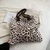 Bolsa con Estampado de Letras para Mujer, Bolso Tote de Gran Capacidad, Bolso de Hombro Simple Versátil, Bolso Tejido de Punto Novedoso Estilo Coreano, Transfronterizo