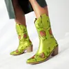 Otoño Invierno 2026 Moda Europea Americana Botas para Mujer Bordado Bordado Tradicional Botas de Media Caña Zapatos de Mujer Flores Slip-on Botas Vaqueras Comercio Exterior