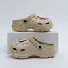 Sapatos femininos de EVA com sola grossa e furinhos 2026 novo verão para uso externo altura pequena que aumenta sandálias antiderrapantes de praia para senhoras