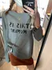 Además, el nuevo modelo de otoño es una camiseta de estilo retro americano con letras desgastadas, cuello redondo y mangas largas, adecuada para uso casual, MQ1763